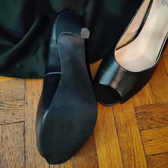 9& Co black open toe heels. - Picture 5 of 6